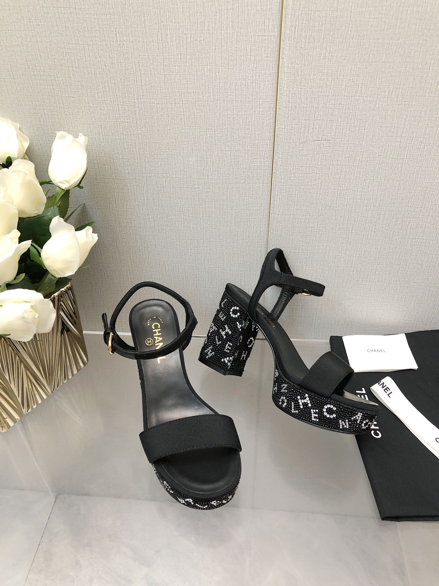 BLOCK HEEL WITH CRYSTAL 9 CM SANDAL IN BLACK FABRIC