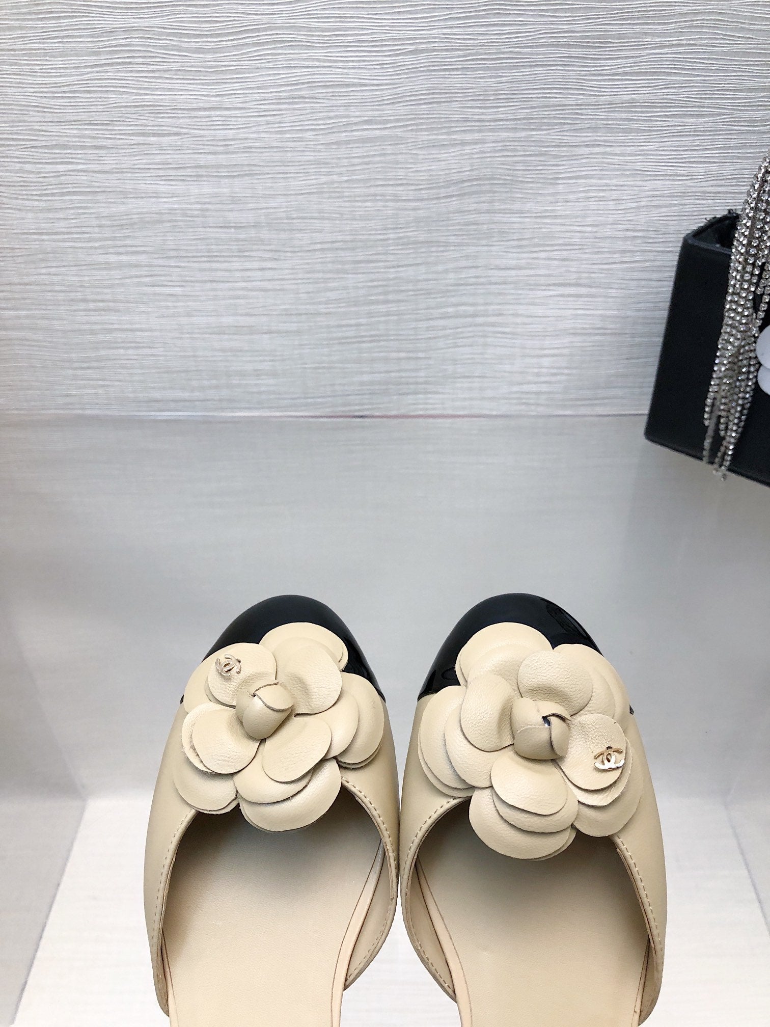 BEIGE MIX BLACK LAMBSKIN CAMELLIA HOLLOW SANDAL