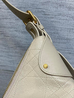 DIOR 25S MEDIUM VOYAGE BAG 28 IN POWDER BEIGE FLAT MACROCANNAGE GRAINED CALFSKIN