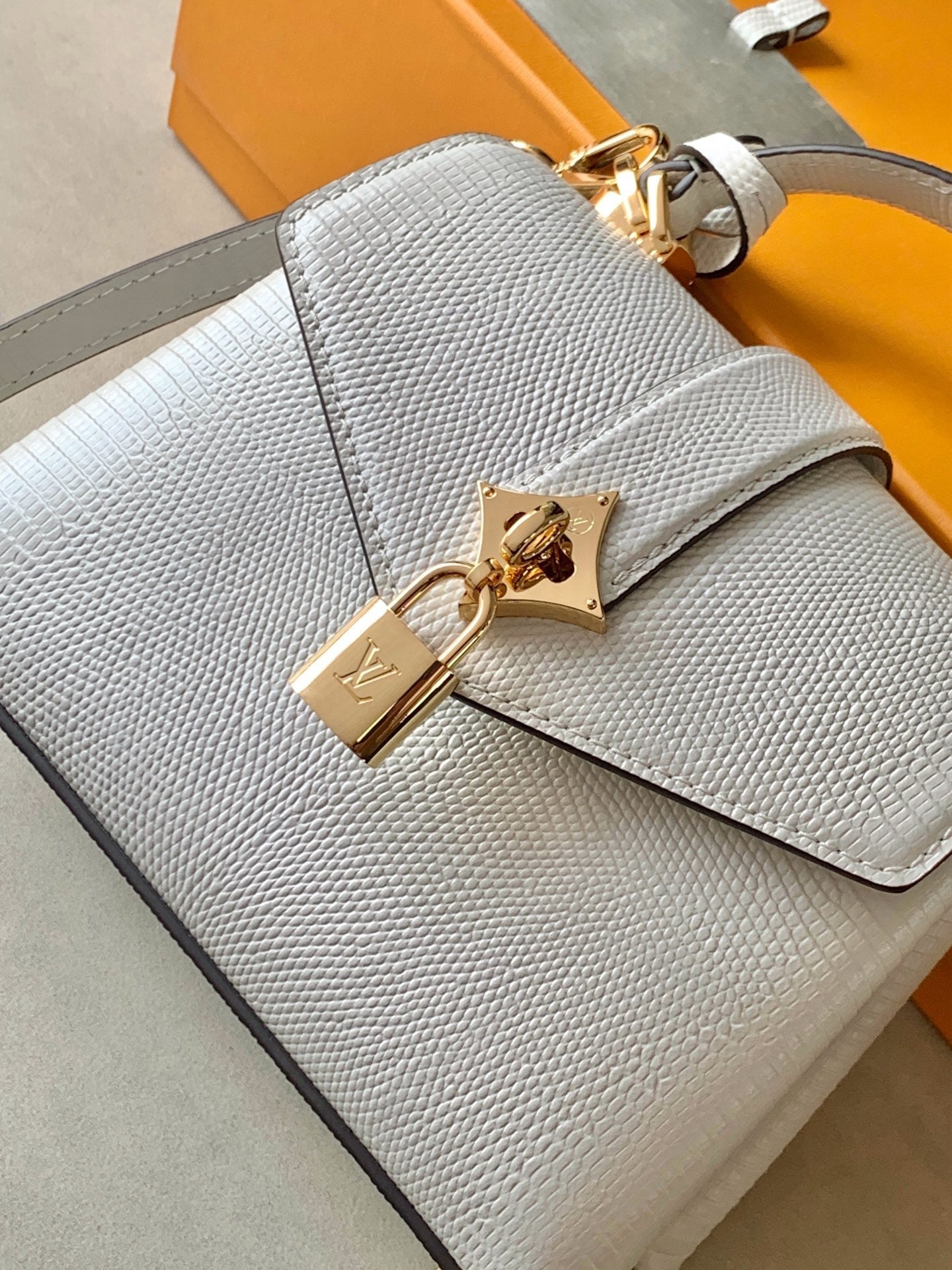 LV 25s Rose Des Vents Handbag 19cm White Lizard GHW