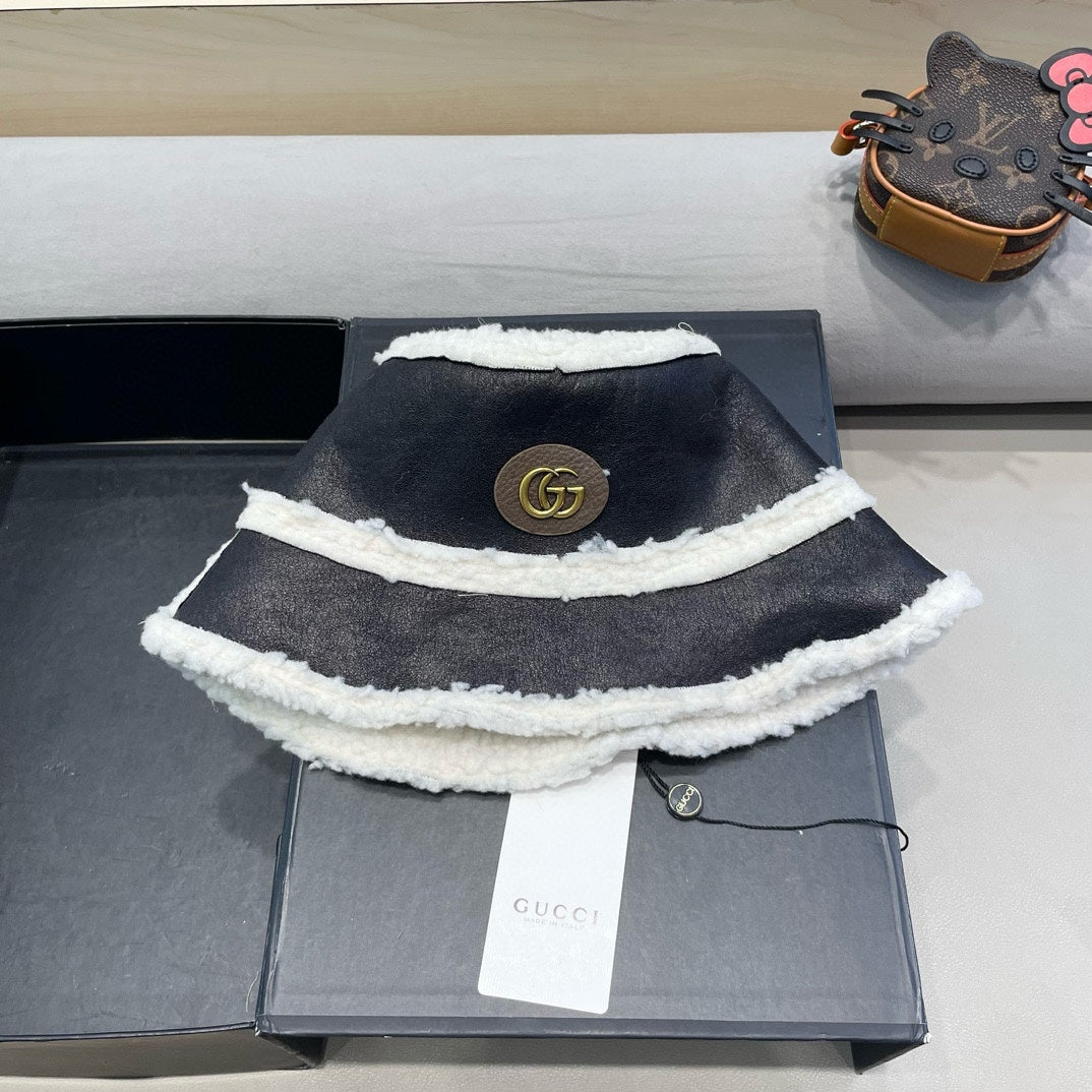 BUCKET HAT IN BLACK LAMBSKIN AND WHITE FLEECE 426223