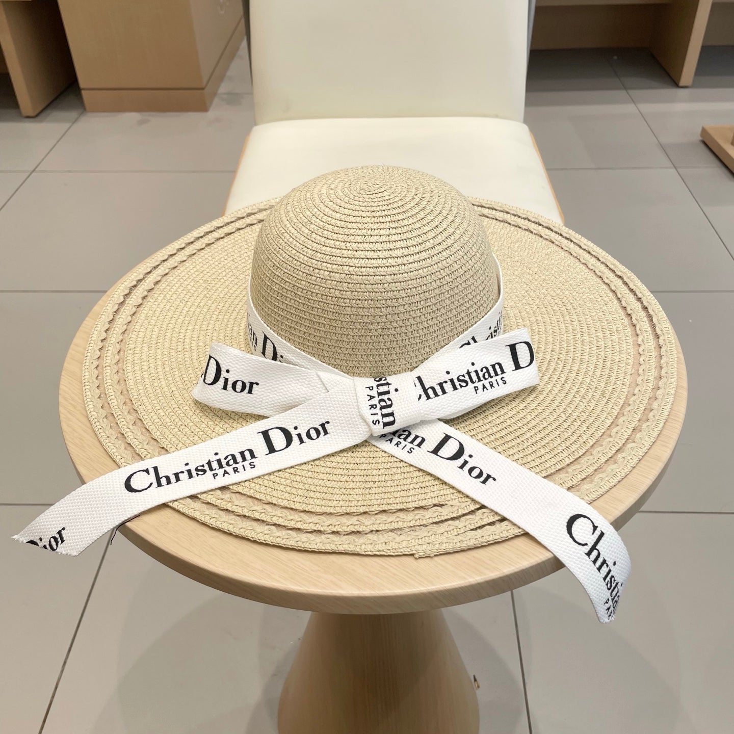 HAT IN BEIGE RAFFIA WIDE-BRIM MIX BIG WHITE BOW