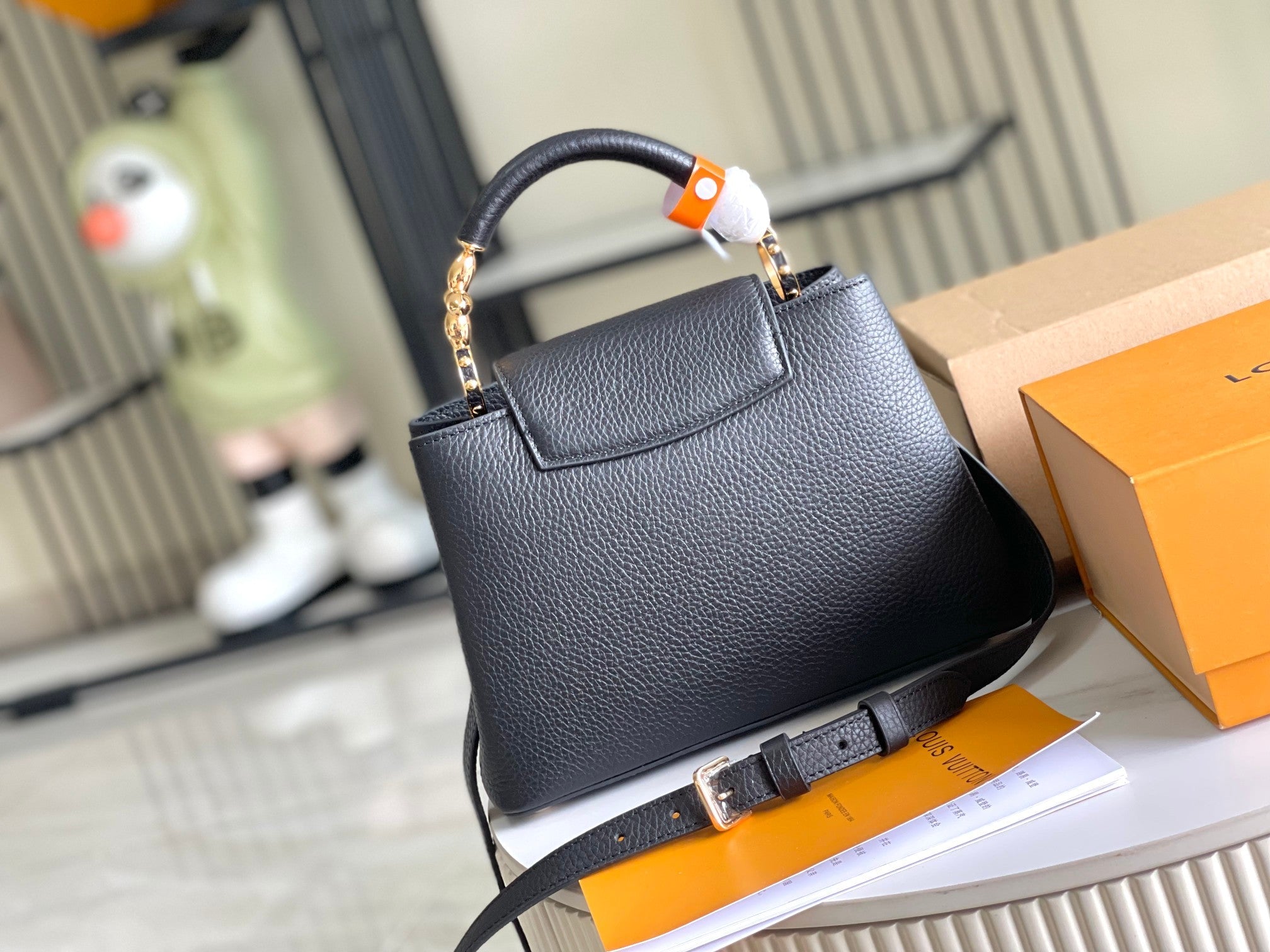 CAPUCINES BB 27 BLACK TAURILLON GOLD HARDWARE