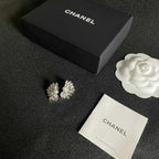 DOUBLE C STUD EARRINGS IN HALF-FLOWER SHAPE WITH PEARL CENTER