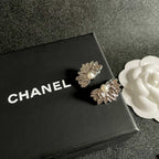 DOUBLE C STUD EARRINGS IN HALF-FLOWER SHAPE WITH PEARL CENTER