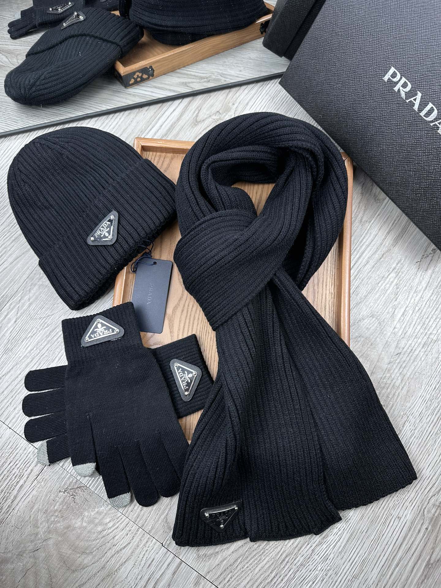 THREE-PIECES SET IN BLACK WOOL AND ACRYLIC 406558