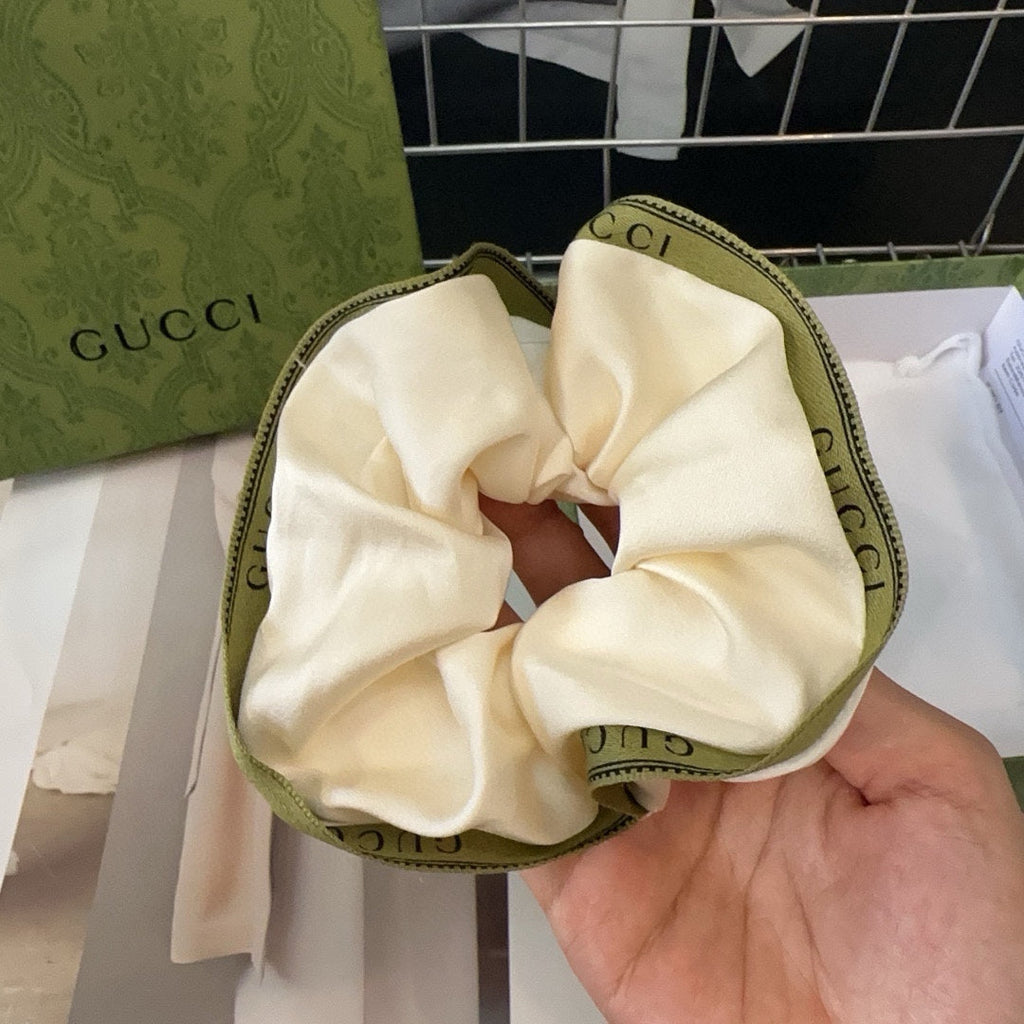 SCRUNCHIE IN CREAM AND GREEN TRIM SILK 432903