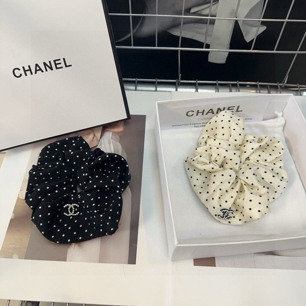WHITE DOT FABRIC SCRUNCHIE 418927