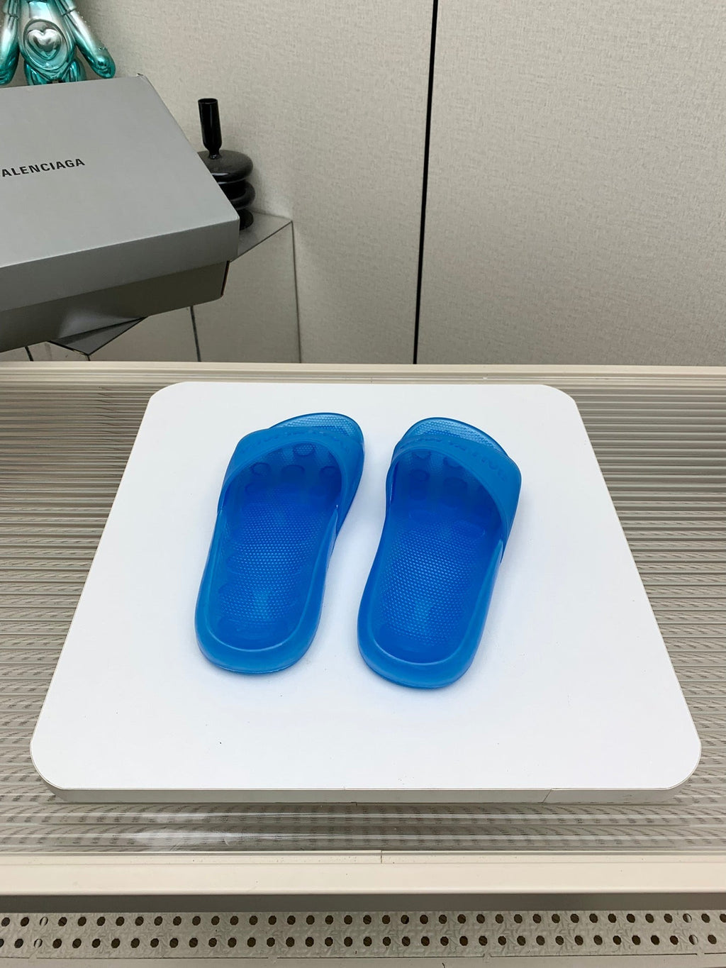POOL SLIDE SANDAL IN JELLY BLUE RUBBER