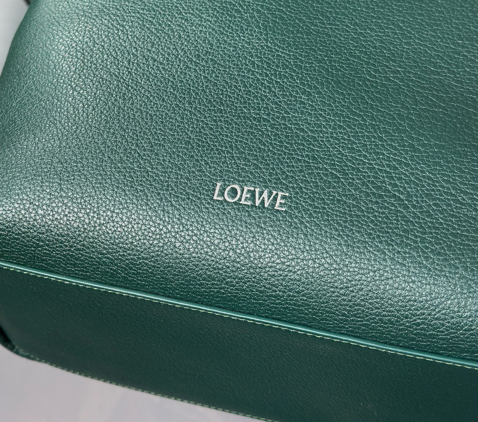 PEBBLE HOBO 40 IN GREEN FOREST SUPPLE GRAINED CALFSKIN