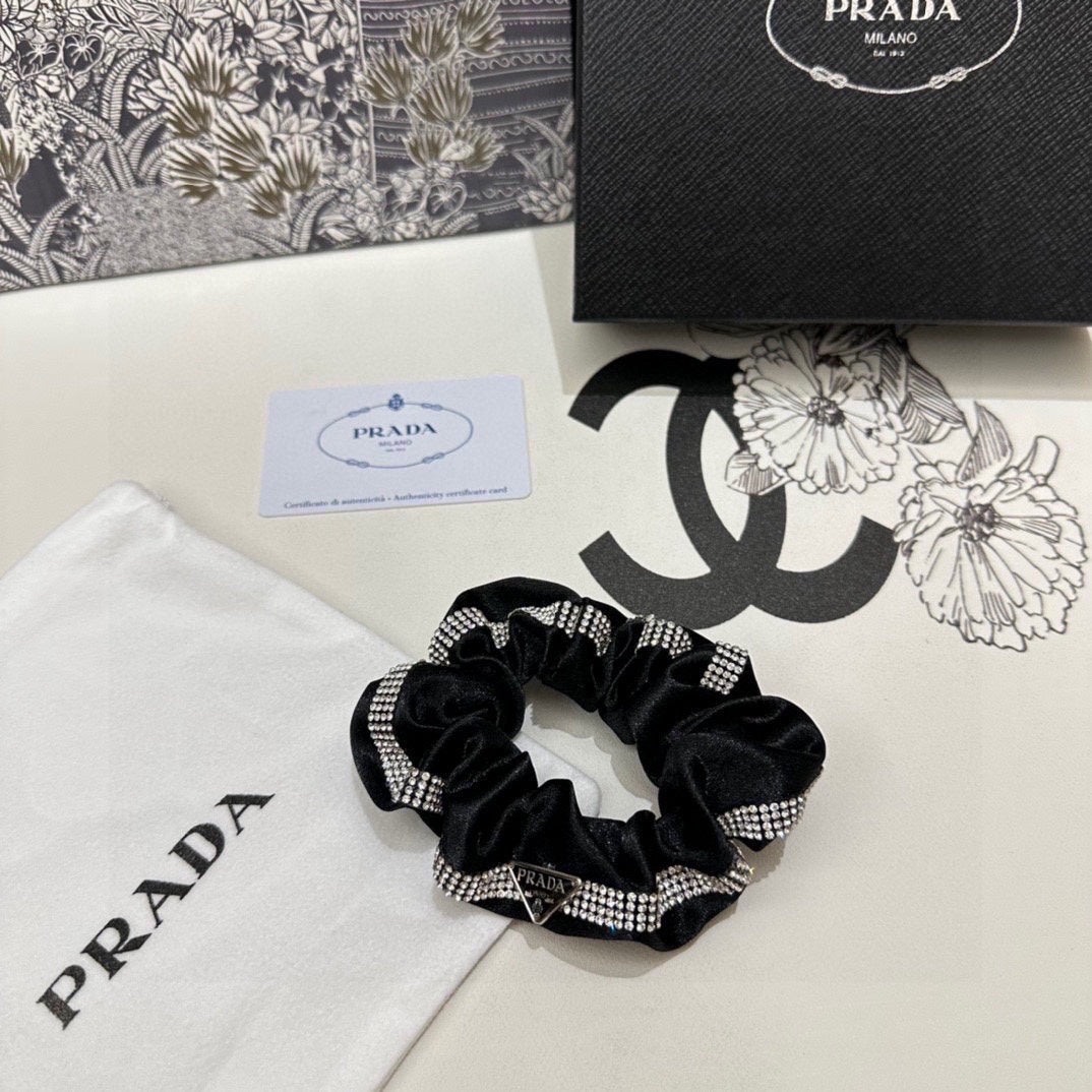 SCRUNCHIE IN BLACK VELVET WITH CRYSTAL CHAIN 369301