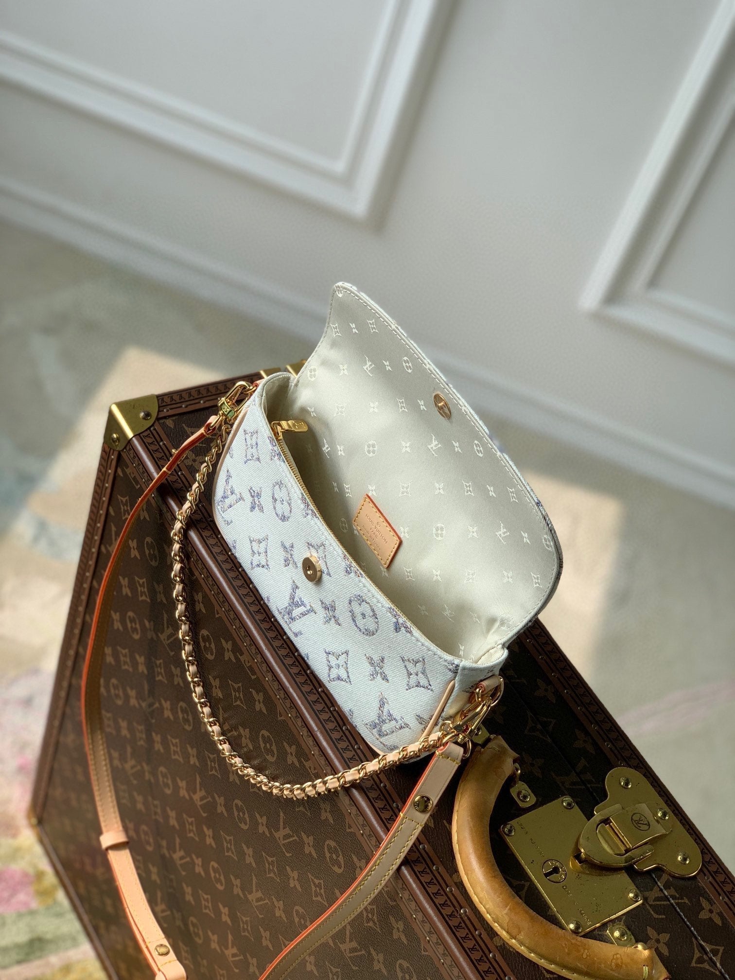 Lv Wallet on Chain Ivy 23.5 White Monogram jacquard fabric