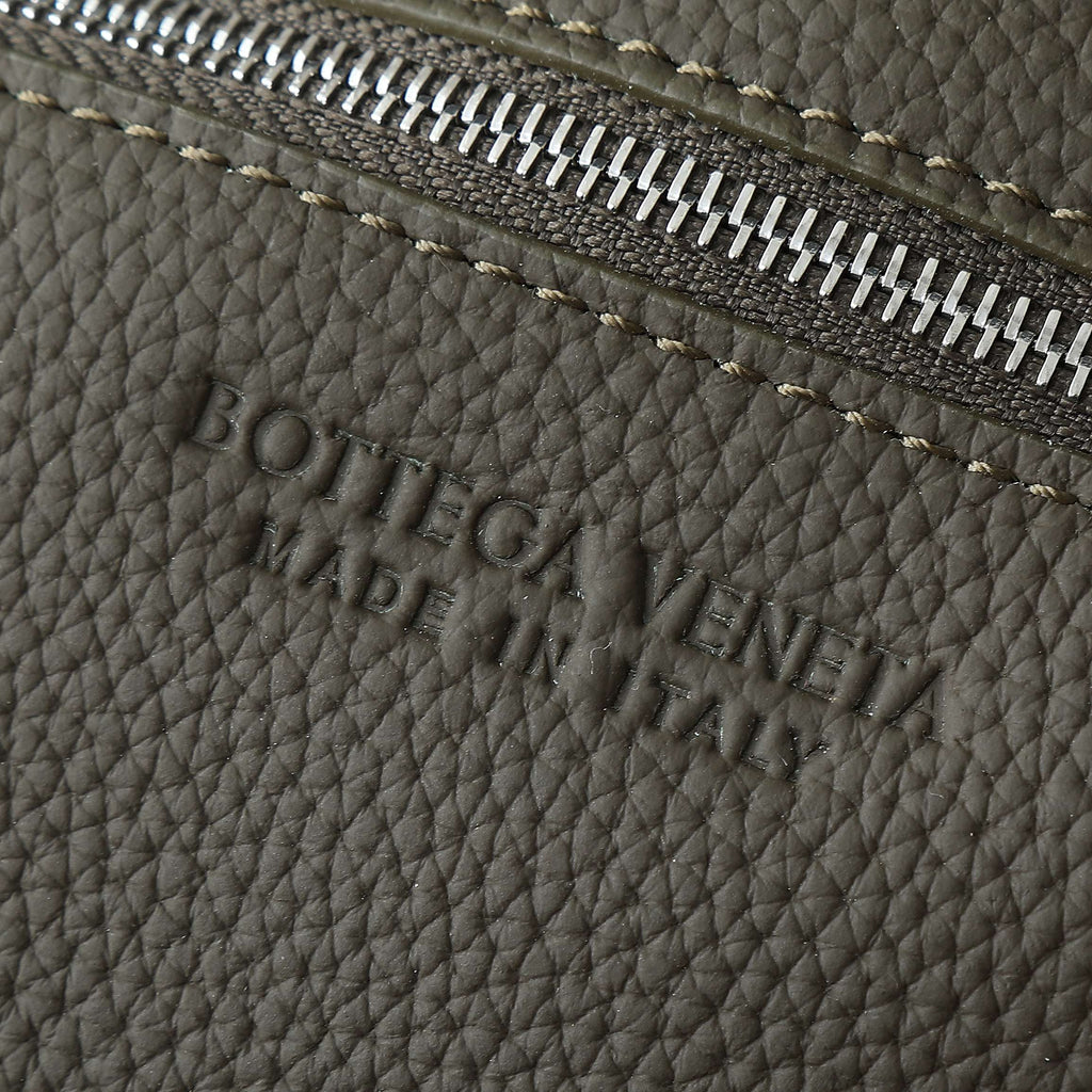 BV 25S DIAGO SHOULDER BAG 25.5 IN VERY DEEP OLIVE GRAIN COWHIDE
