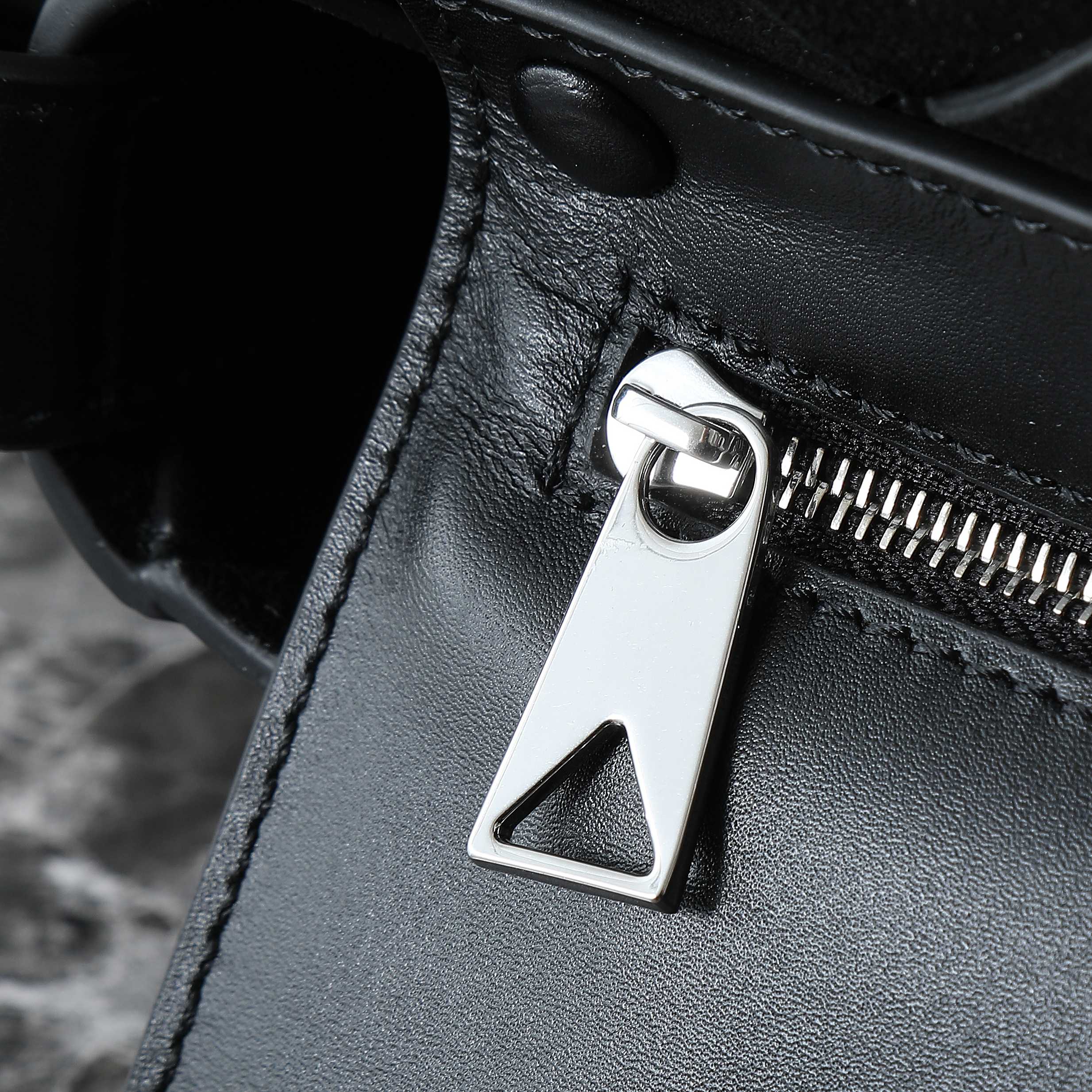BV 25S DIAGO SHOULDER BAG 25.5 IN BLACK COWHIDE