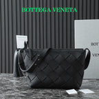 BV 25S DIAGO HOBO 39 IN BLACK GRAIN COWHIDE