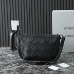 BV 25S DIAGO HOBO 39 IN BLACK GRAIN COWHIDE