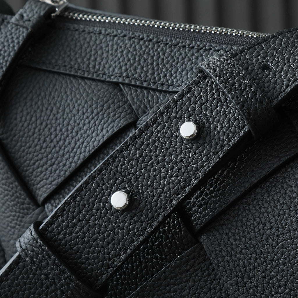 BV 25S DIAGO HOBO 39 IN BLACK GRAIN COWHIDE