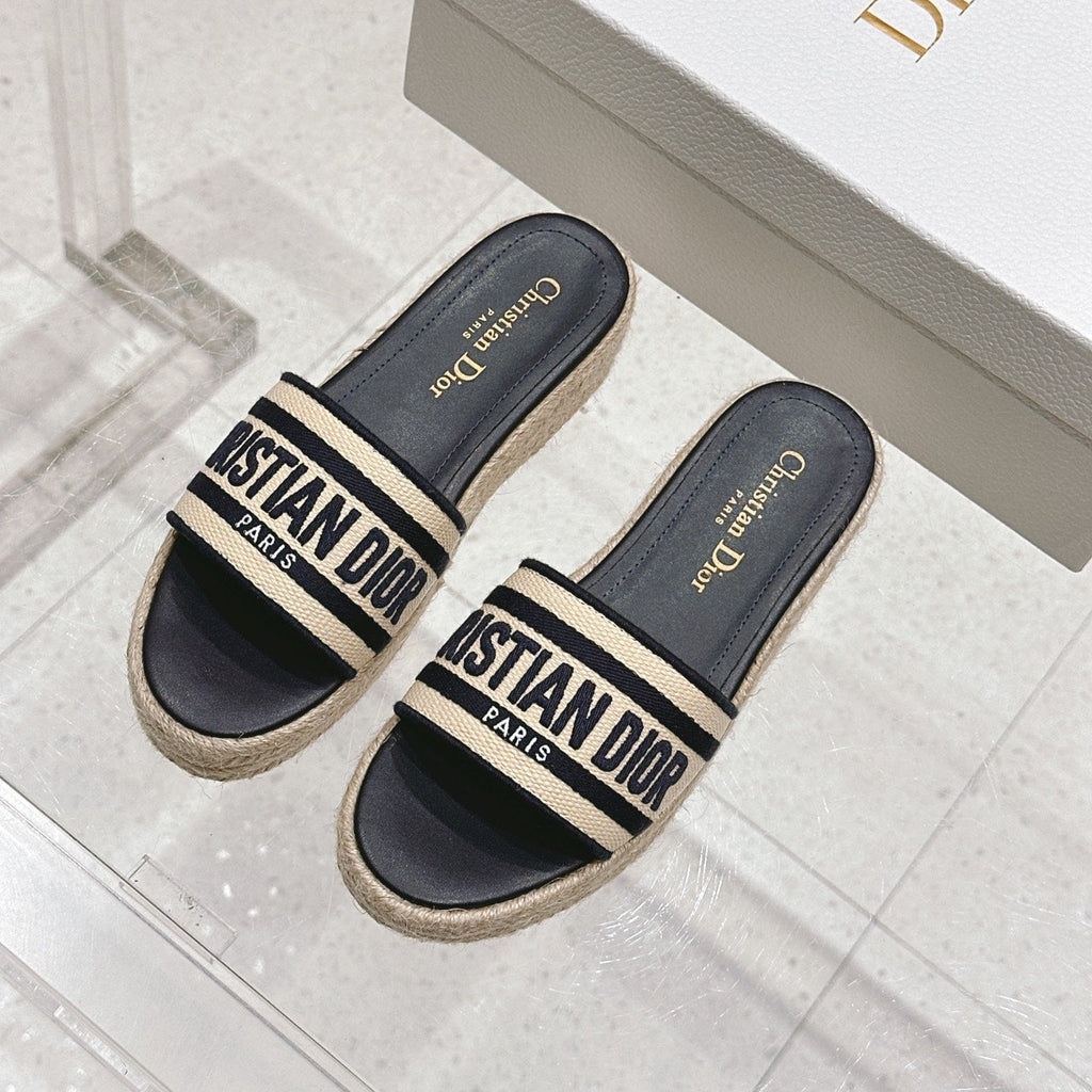 DWAY WEDGE SLIDES 45MM IN BLACK AND BEIGE FABRIC RAFFIA SOLE