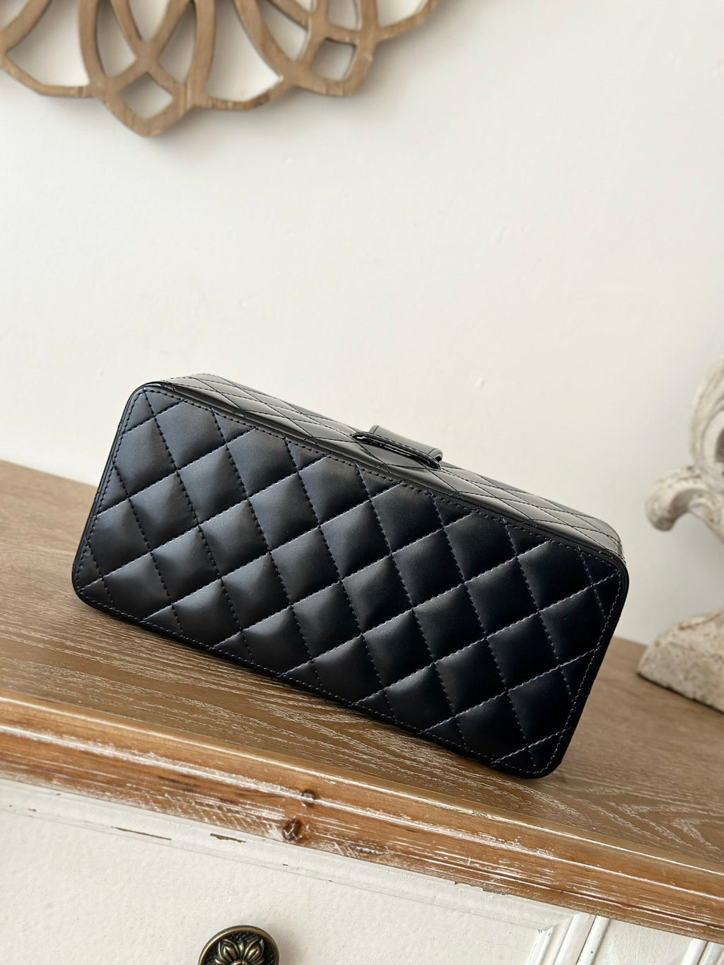 COSMETIC BAG 22 IN BLACK SHINY CALFSKIN GOLD HARDWARE