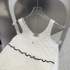 SLEEVELESS TOP 640633 IN WHITE COTTON RAISED LOGO