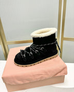 LACE-UP ANKLE BOOTS IN BLACK SUEDE AND FLEECE LINING