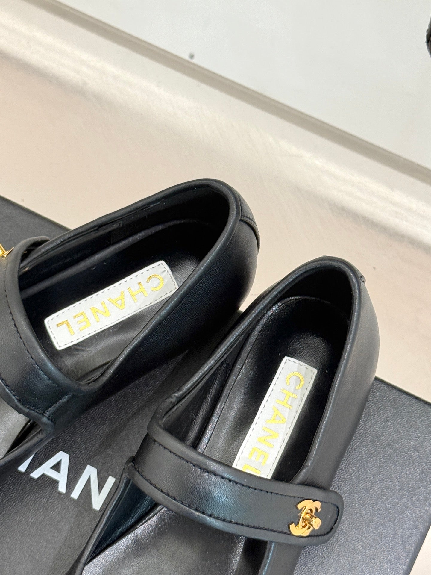 FLAT SHOES IN BLACK LAMBSKIN GOLD HARDWARE