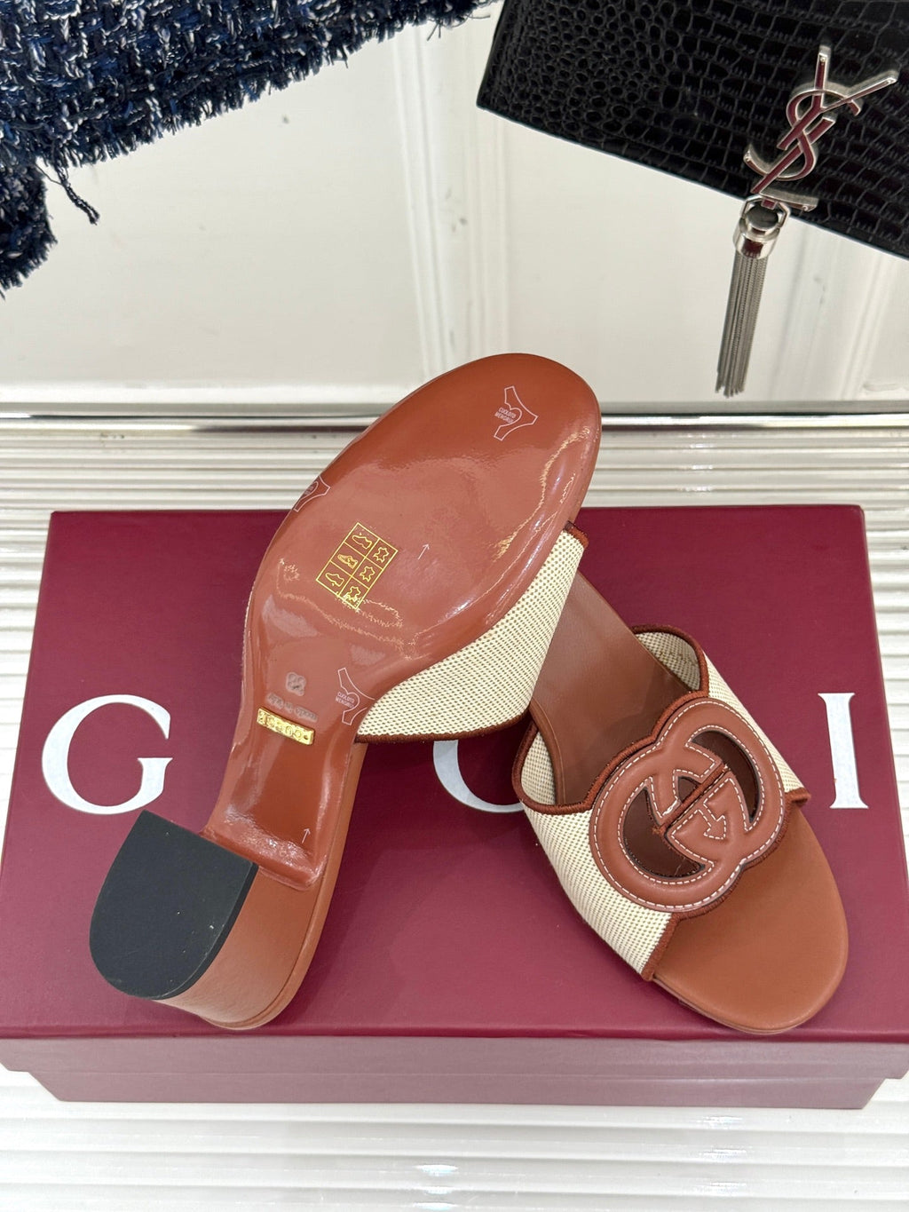 MID-HEEL MULE IN BROWN CALFSKIN AND CREAM WHITE FABRIC