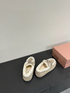 LACE-UP LOAFERS IN BEIGE SUEDE AND WHITE FLEECE LINING