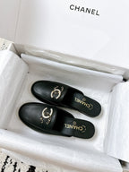 CC FLAT MULE IN BLACK CALFSKIN HARDWARE WITH ROCK MIX CHAIN