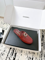 CC FLAT MULE IN RUBY RED CALFSKIN HARDWARE WITH ROCK MIX CHAIN