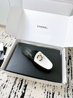 CC FLAT MULE IN WHITE AND BLACK CALFSKIN HARDWARE WITH ROCK MIX CHAIN