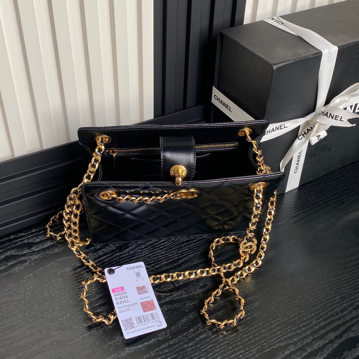 QUILTED HANDBAG 21 IN BLACK DIAMOND PATTERN LAMBSKIN GOLD HARDWARE