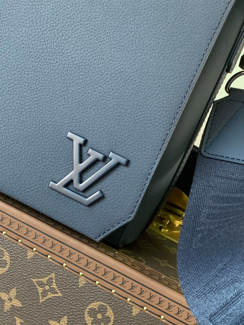 LV Takeoff Messenger 28cm Navy Blue Cowhide