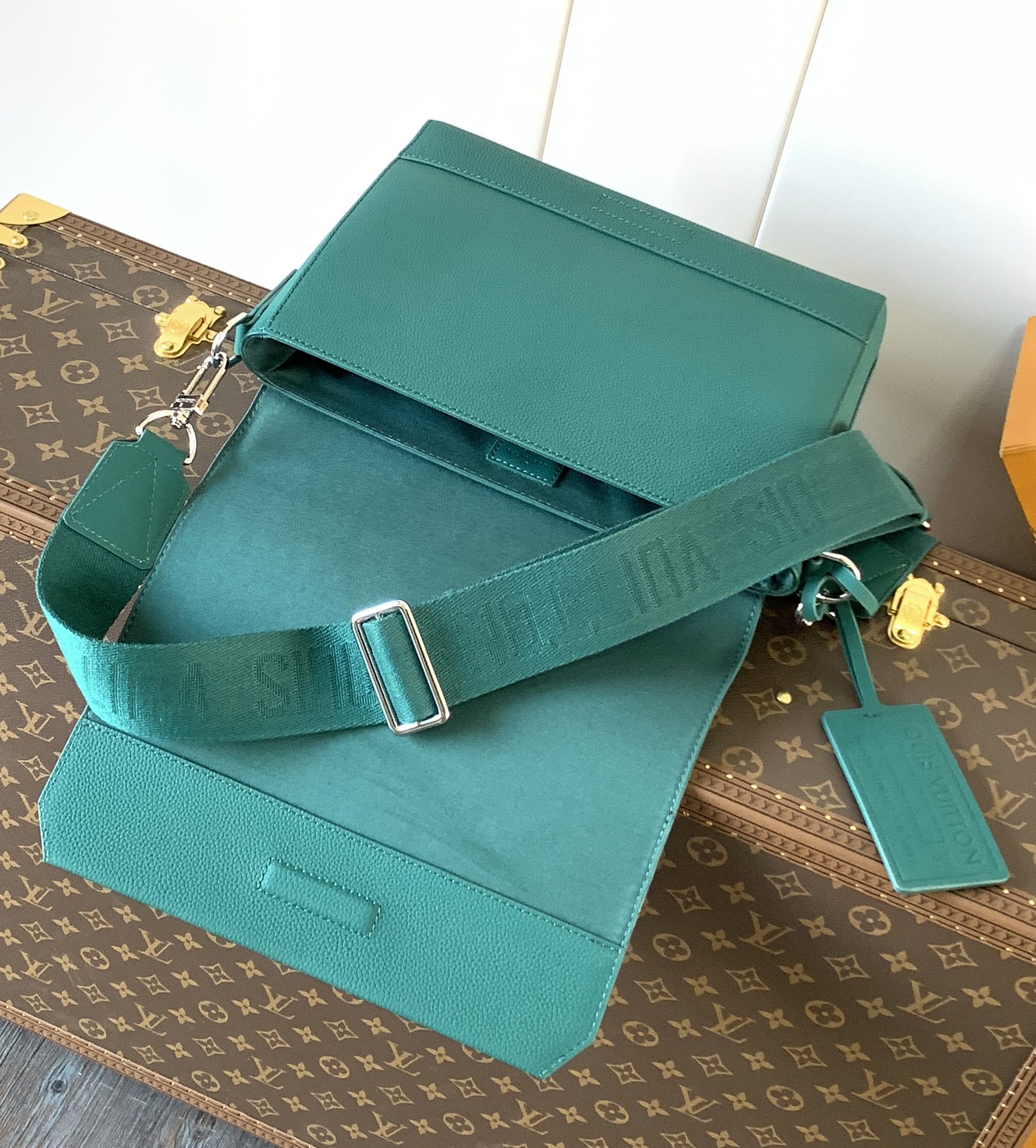 LV Takeoff Messenger 28cm EverGreen Cowhide