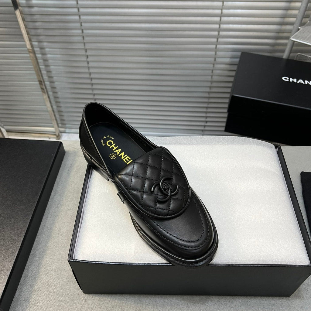 CC Women Loafers In Leather Black