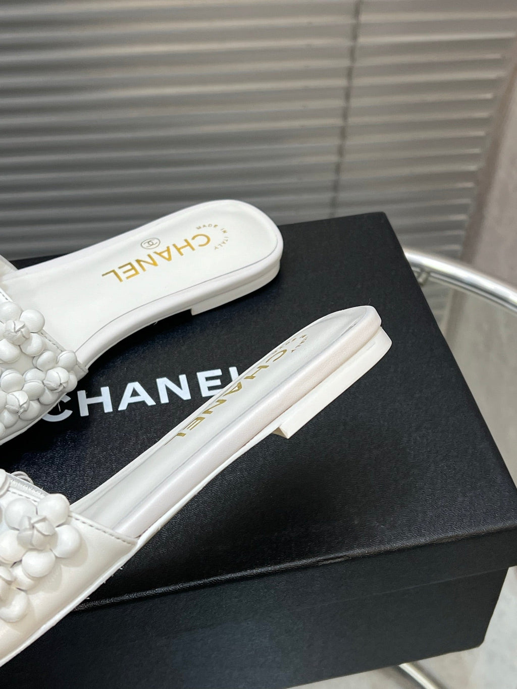 SLIPPERS CAMELLIA IN WHITE CALFSKIN