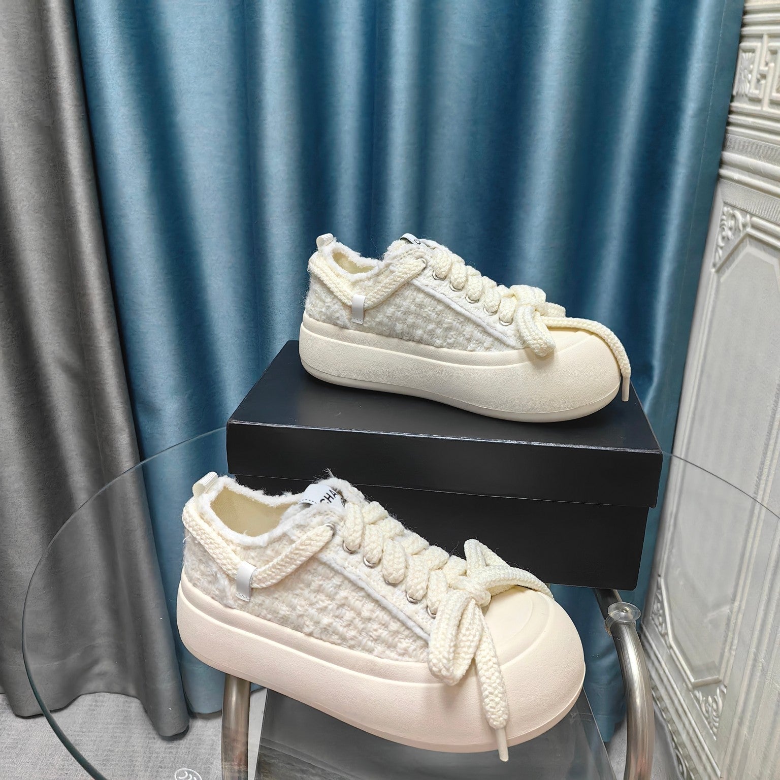 THICK-SOLED SHOES IN WHITE WOVEN WOOL