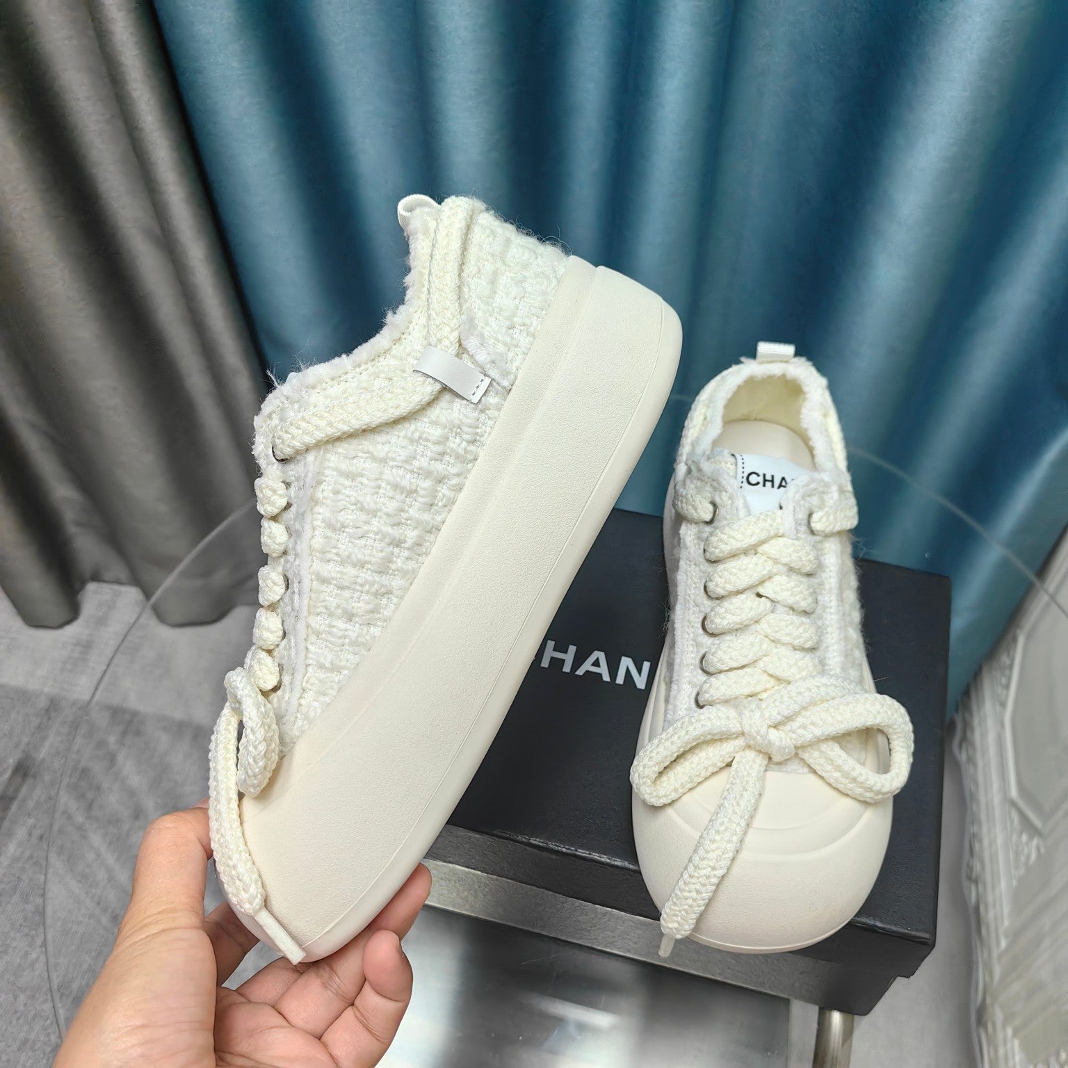 THICK-SOLED SHOES IN WHITE WOVEN WOOL