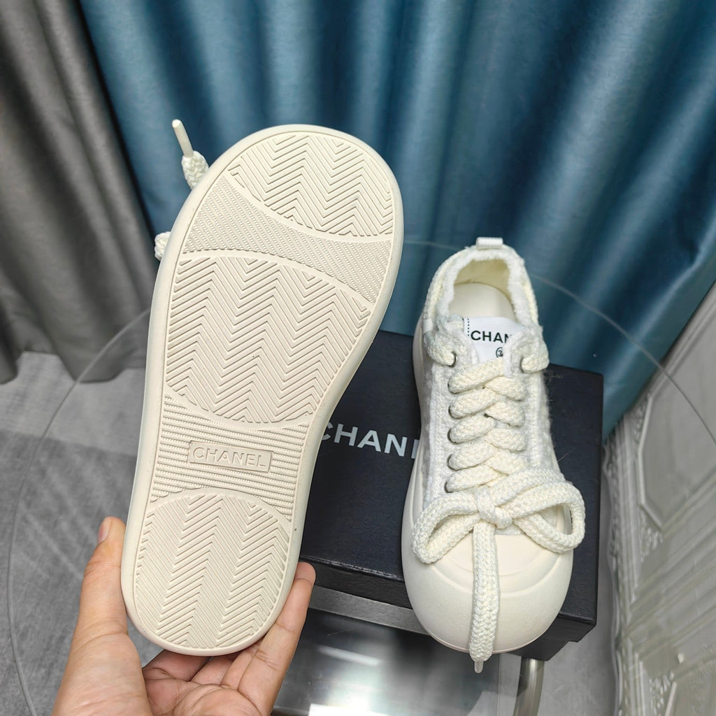 THICK-SOLED SHOES IN WHITE WOVEN WOOL