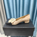 CC MEDIUM HEELS IN TAN BEIGE SUEDE AND BLACK CALFSKIN WITH FLOWER