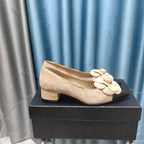 CC MEDIUM HEELS IN TAN BEIGE SUEDE AND BLACK CALFSKIN WITH FLOWER