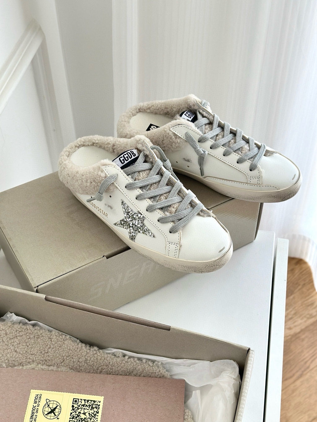 SUPER-STAR SABOTS IN WHITE CALFSKIN WITH GLITTER WHITE STAR