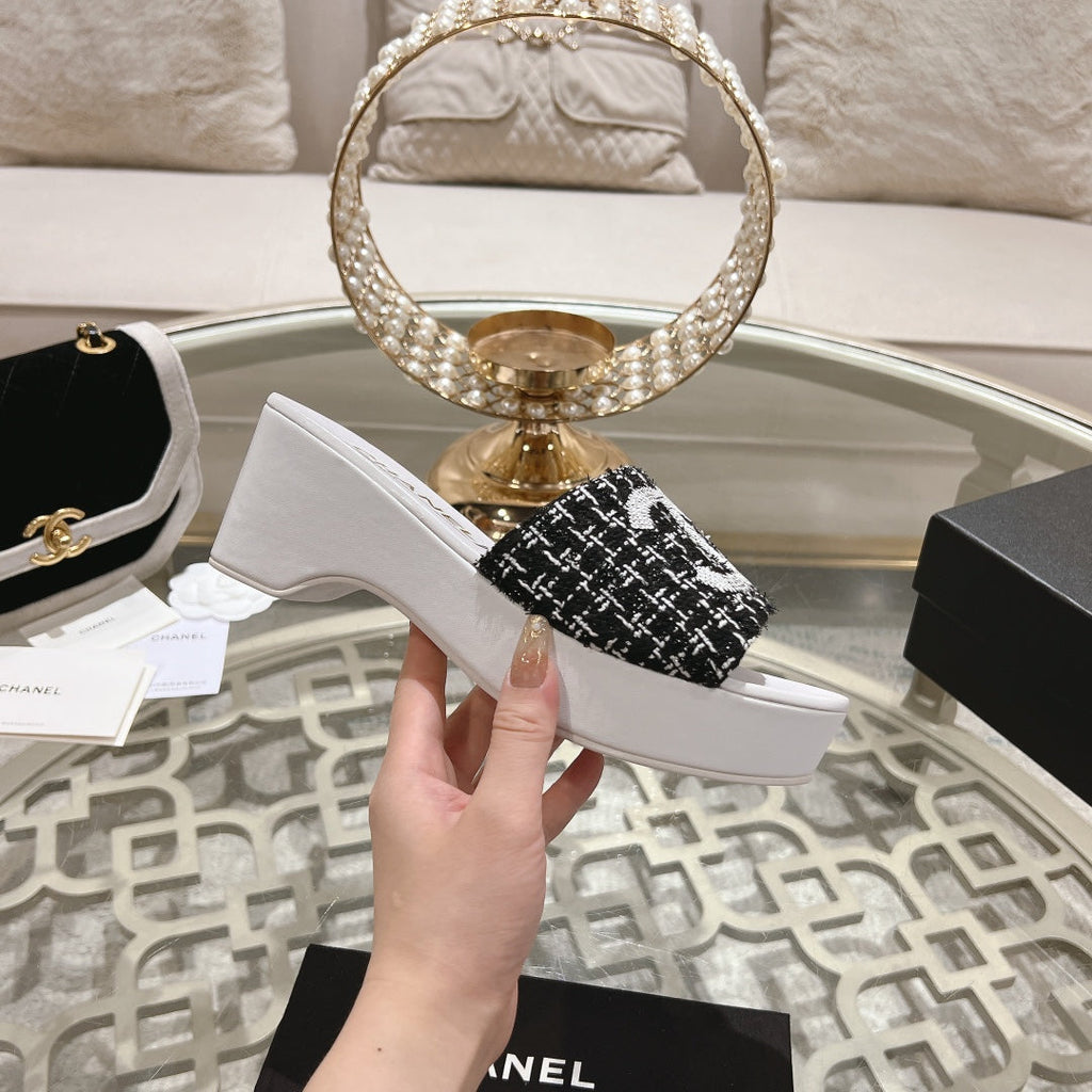 WEDGE PLATFORM IN BLACK FABRIC WITH WHITE LOGO