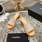 WEDGE PLATFORM IN BEIGE CREAM LAMBSKIN WITH WHITE LOGO