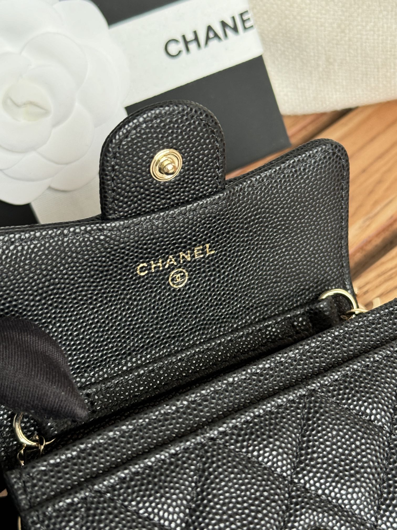 CC 24 Classic Wallet On Chain 11cm Black Gold Metal Caviar 240666