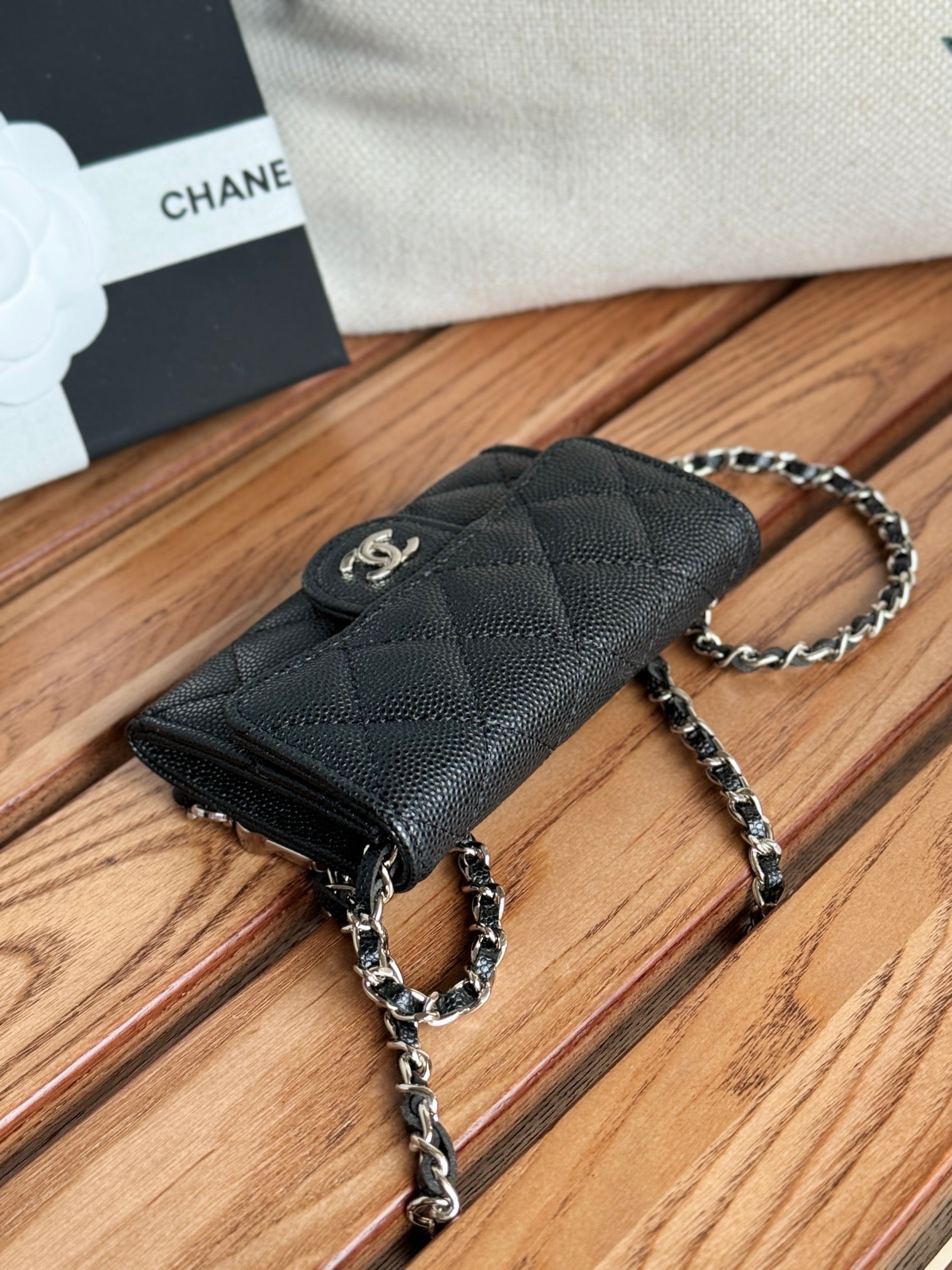 CC 24 Classic Wallet On Chain 11cm Black Sliver Metal Caviar 240668