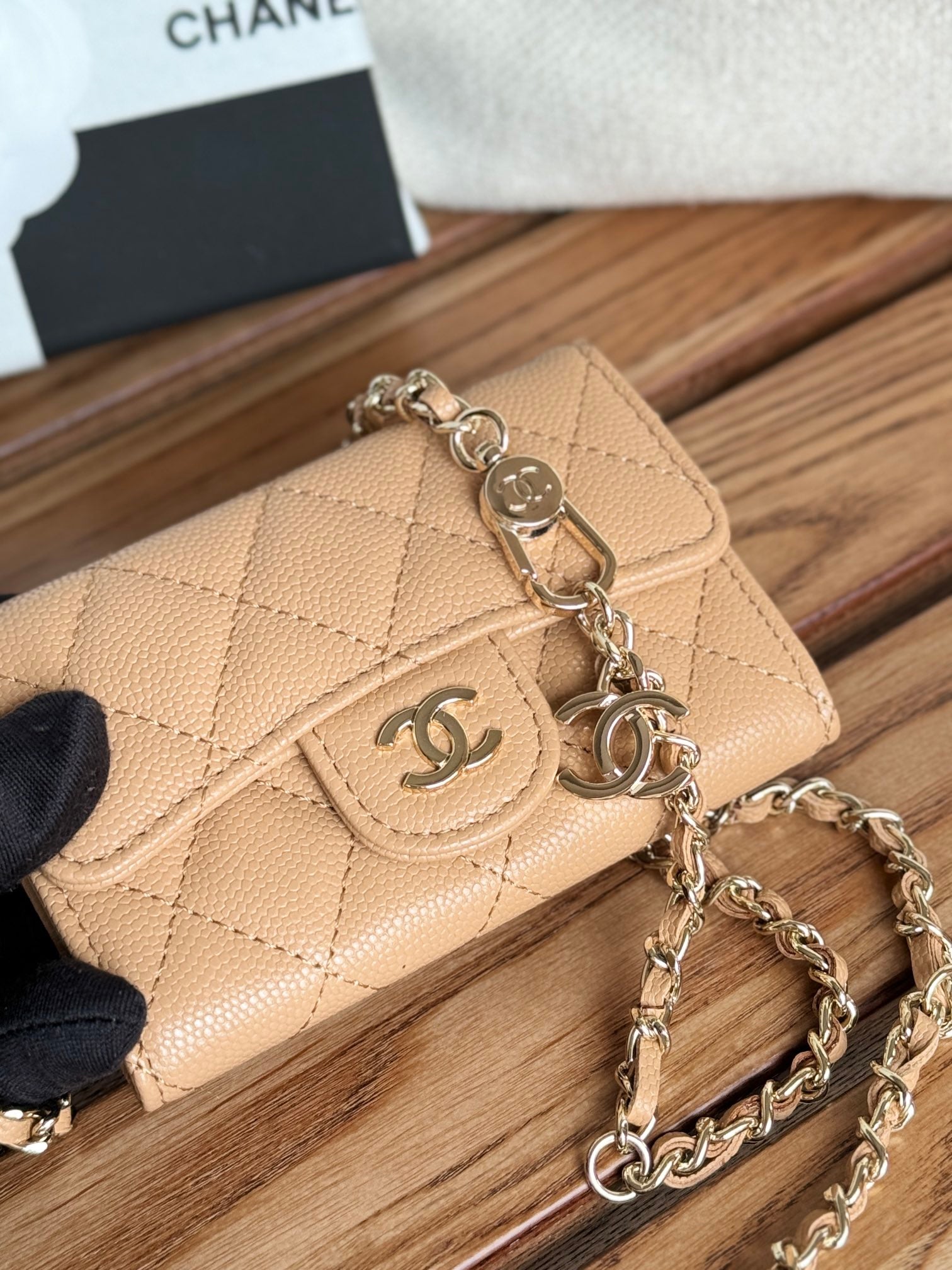 CC 24 Classic Wallet On Chain 11cm Beige Caviar Leather 240670