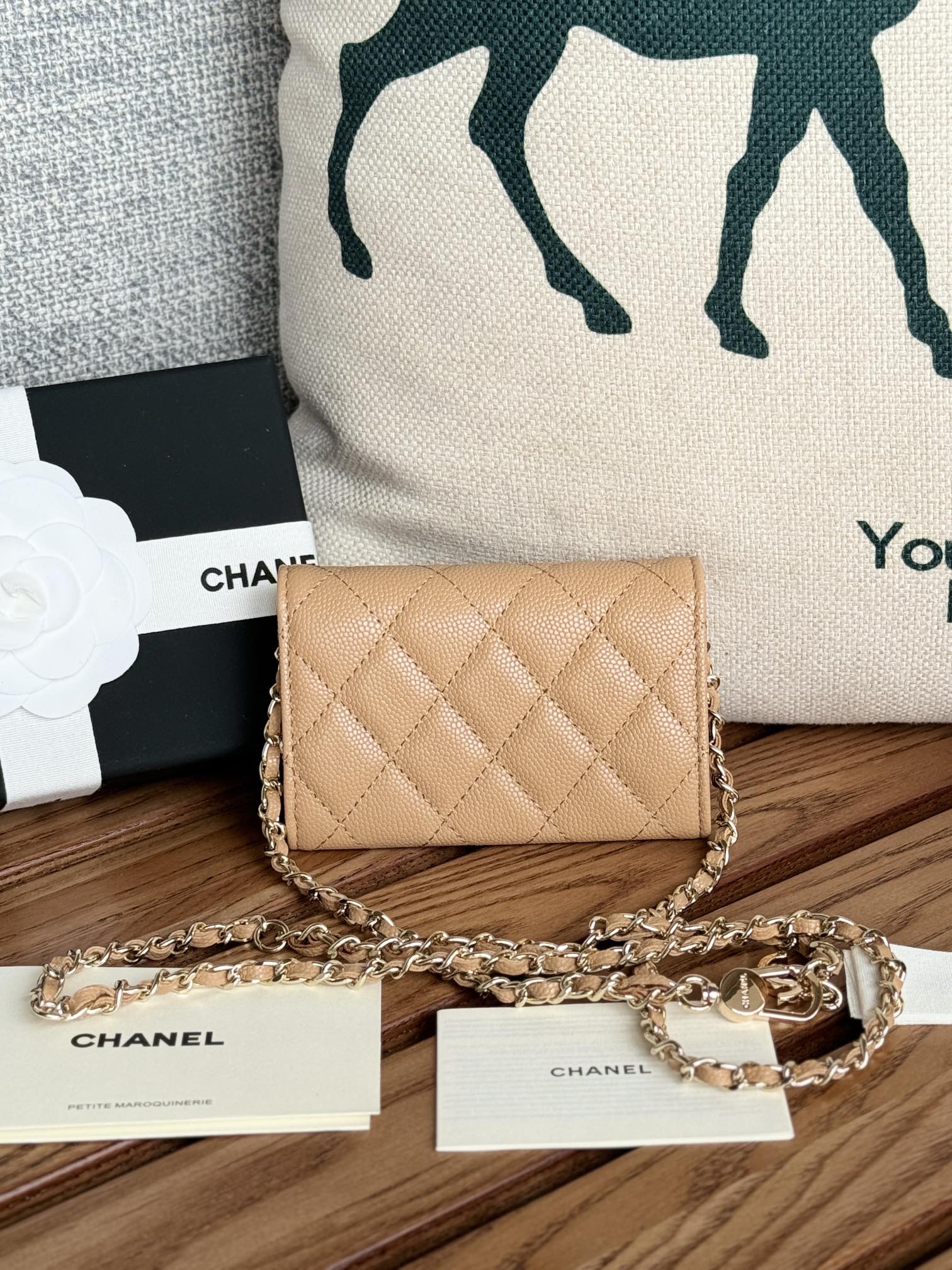 CC 24 Classic Wallet On Chain 11cm Beige Caviar Leather 240670