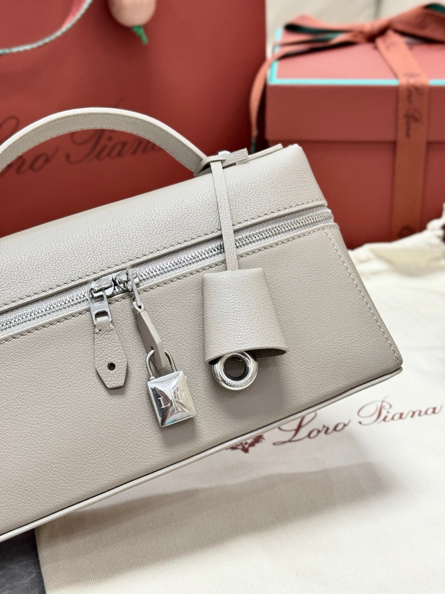 LP Extra Pouch L23 Dove Calfskin 282143