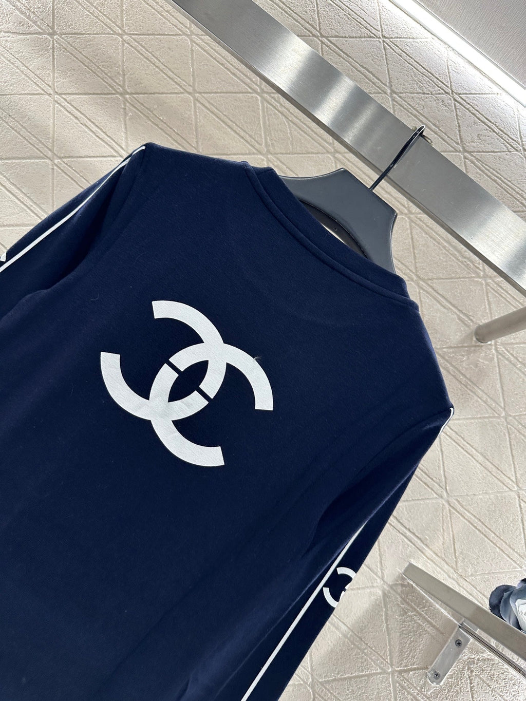 CHANEL 25S LONG-SLEEVE CREW NECK T-SHIRT 405